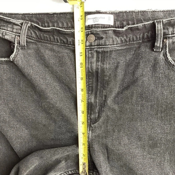 Abercrombie Women’s The Skinny High Rise Ripped Knee Jean in Black in 20S/35 - Picture 5 of 10